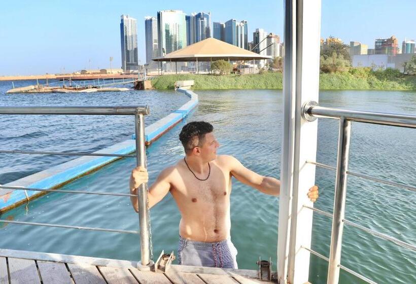 اتاق لوکس, C