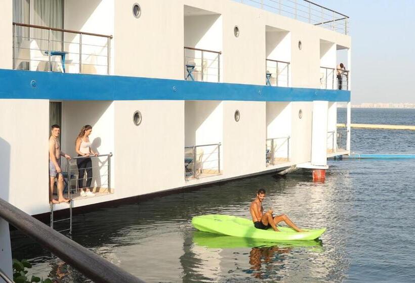 اتاق لوکس, C