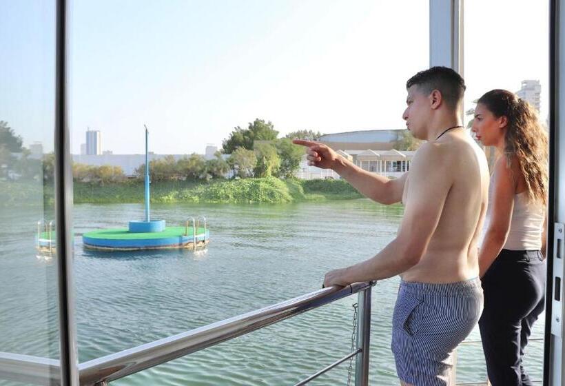 سوئیت با بالکن, C