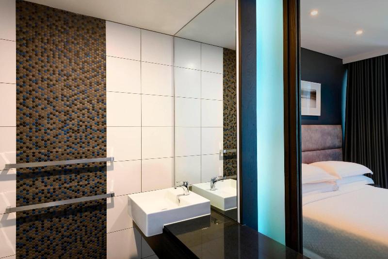 디럭스 룸 킹사이즈 침대, Four Points By Sheraton Auckland