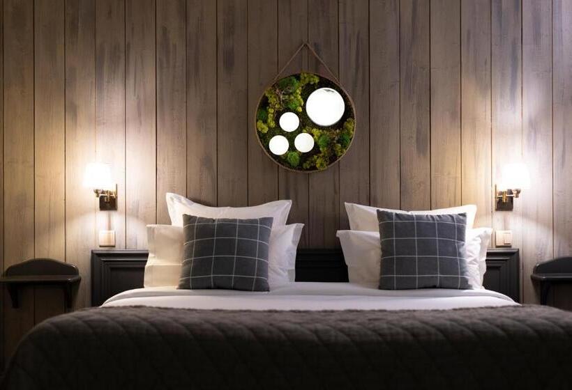 جناح جونيور, Hôtel Courcheneige