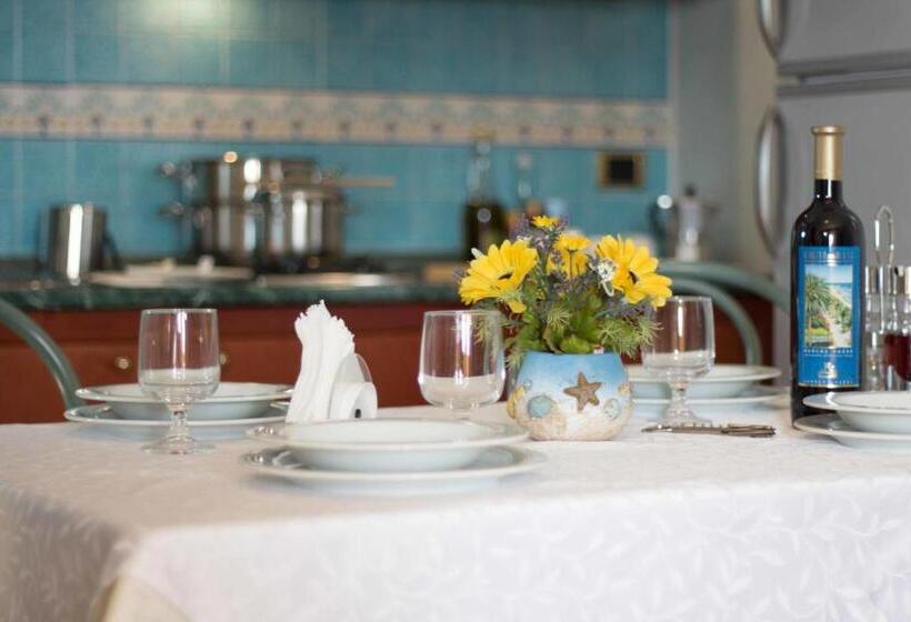 דירת חדר נוף לים, Costazzurra