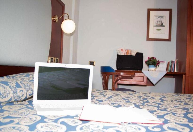 דירת חדר נוף לים, Costazzurra