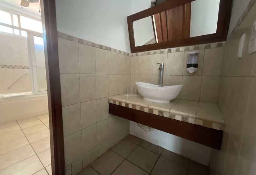 سوییت لوکس, Cayman Suites