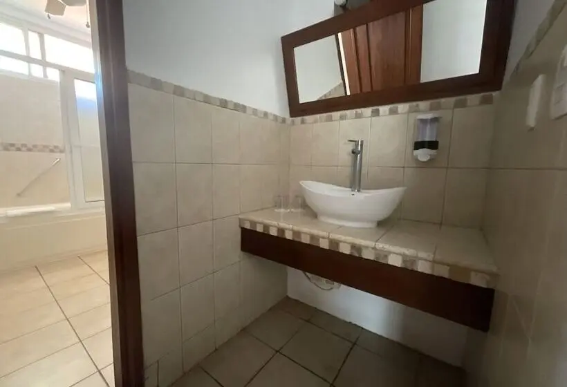سوییت لوکس, Cayman Suites