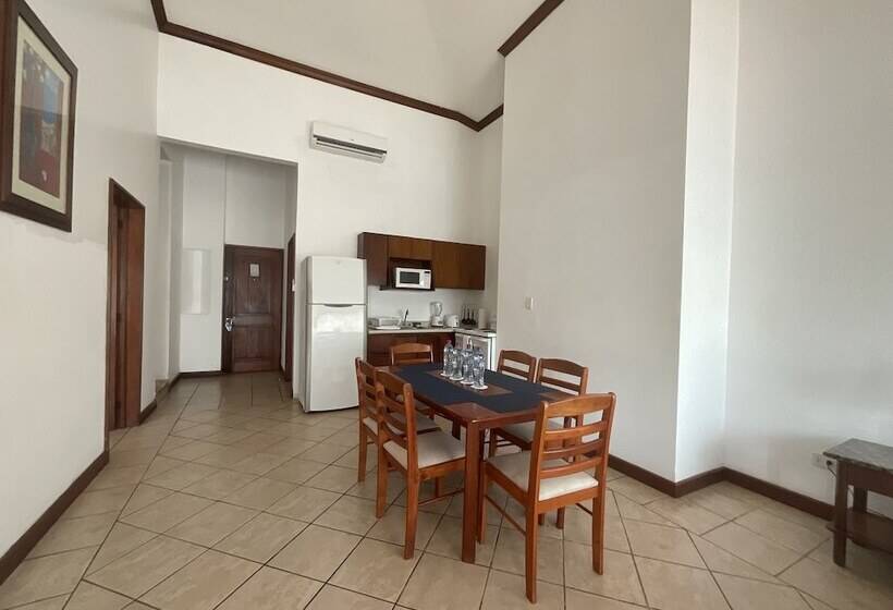 سوییت لوکس, Cayman Suites