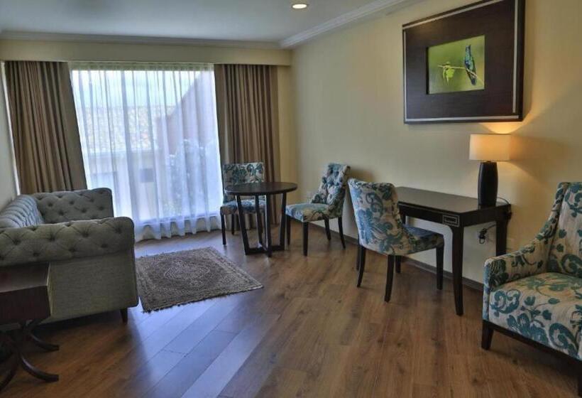 מיטת קינג בסוויטה, Quindeloma Art Hotel And Gallery