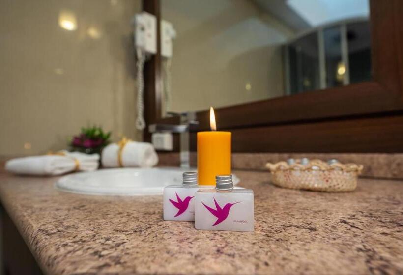 מיטת קינג בסוויטה, Quindeloma Art Hotel And Gallery