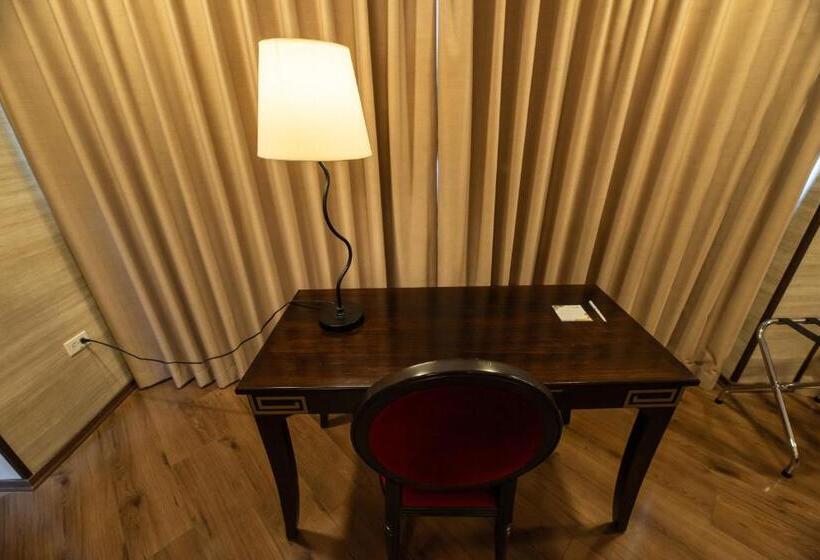 מיטת קינג בסוויטה, Quindeloma Art Hotel And Gallery