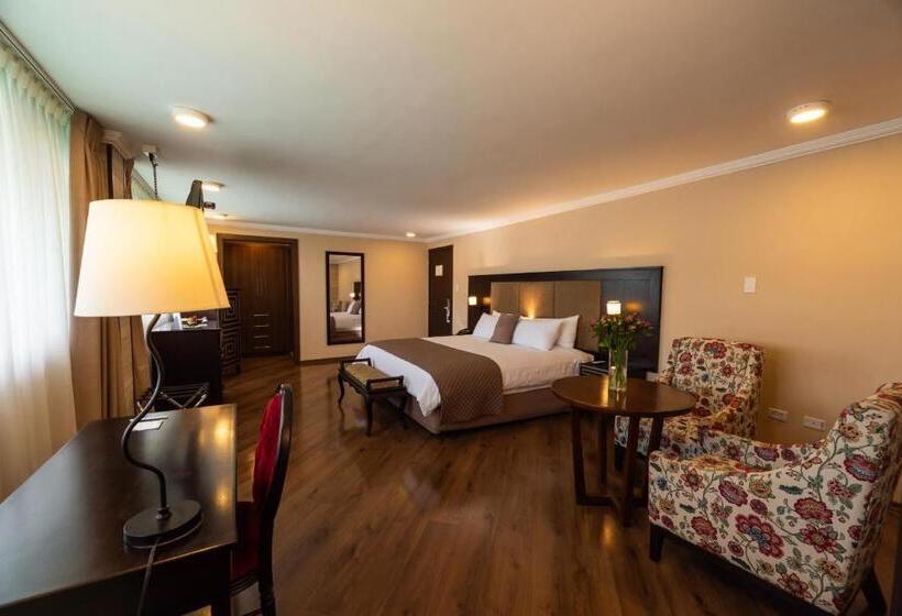 מיטת קינג בסוויטה, Quindeloma Art Hotel And Gallery