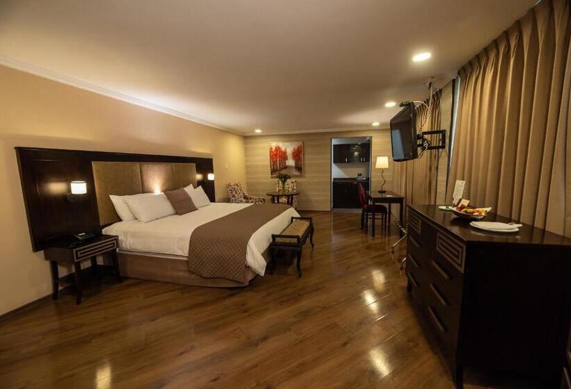 מיטת קינג בסוויטה, Quindeloma Art Hotel And Gallery