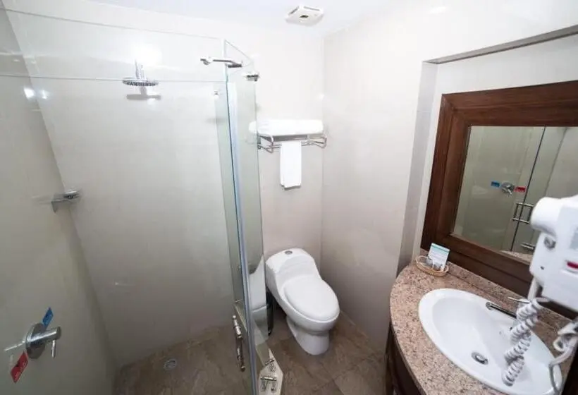 اتاق لوکس سه تخته, Quindeloma Art Hotel And Gallery