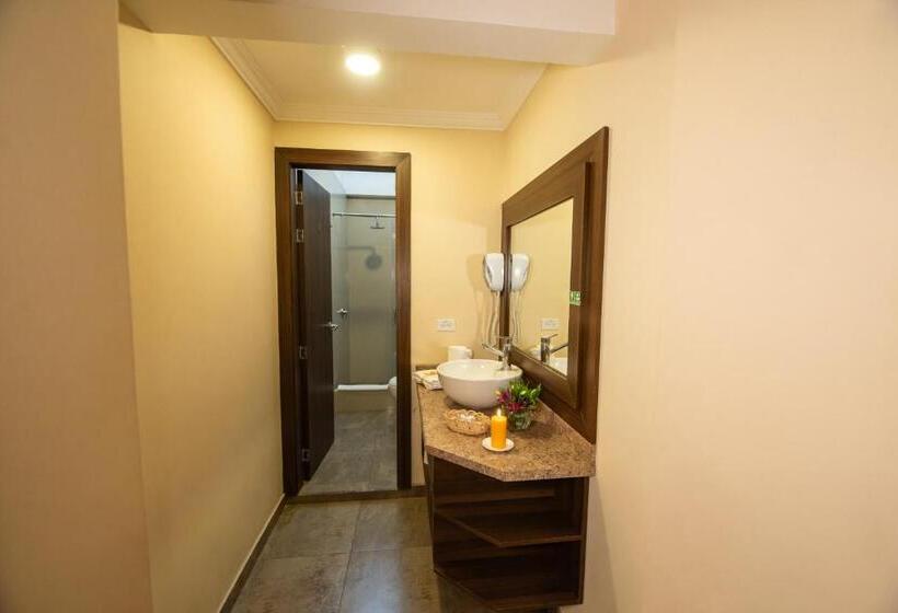 חדר דלוקס לשלושה, Quindeloma Art Hotel And Gallery