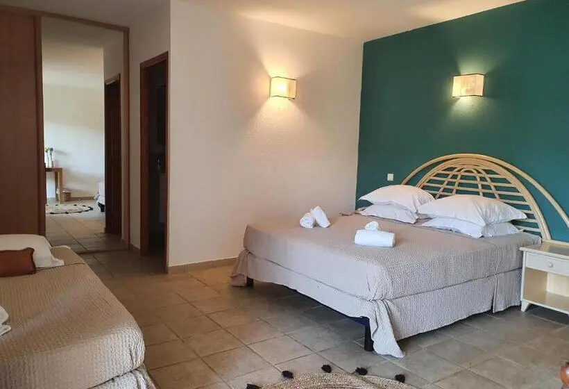 اتاق استاندارد سه نفره, La Bergerie