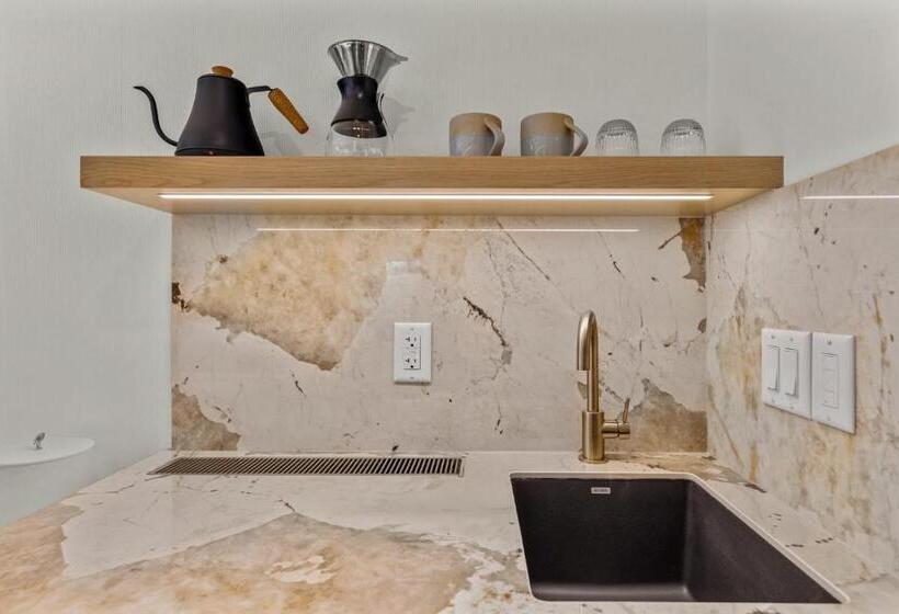 غرفة سوبيريور, Otter