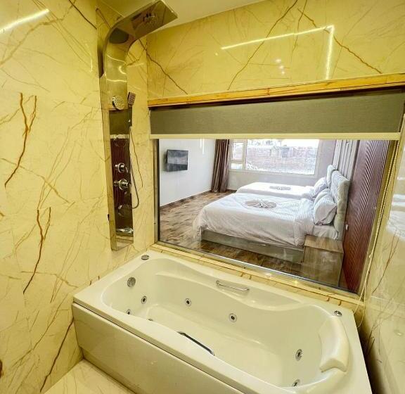 اتاق خانوادگی با چشمانداز کوه, Pyramids Enigma Grand Lodge