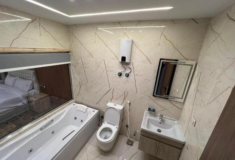 اتاق خانوادگی با چشمانداز کوه, Pyramids Enigma Grand Lodge