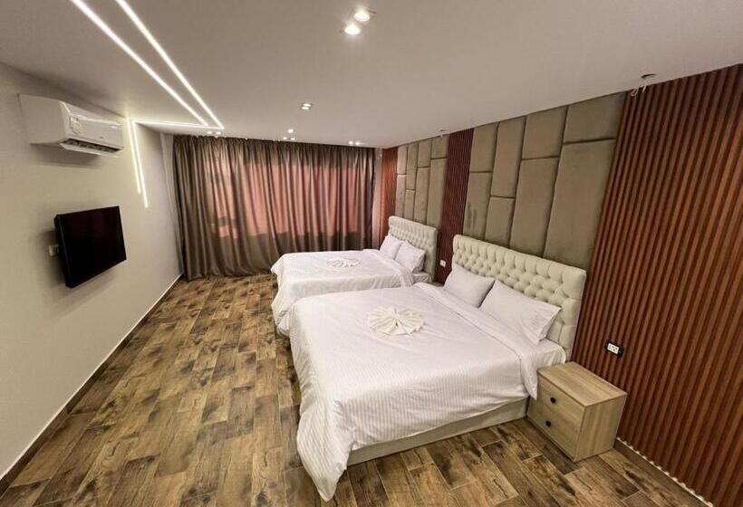 اتاق خانوادگی با چشمانداز کوه, Pyramids Enigma Grand Lodge