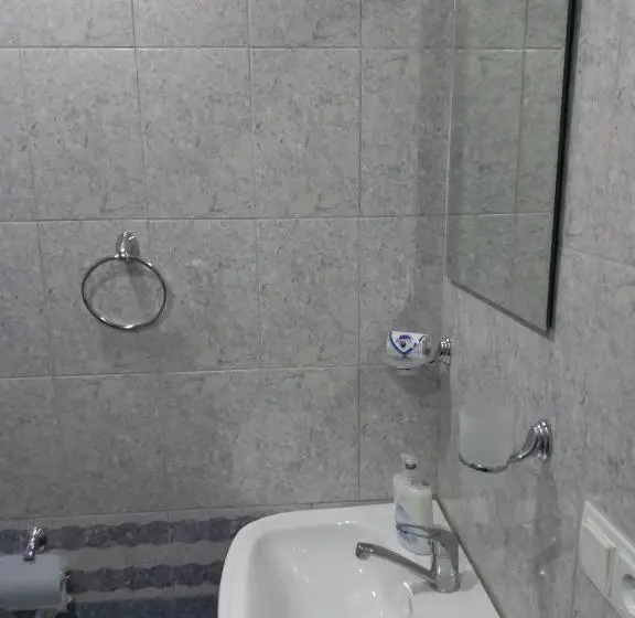 اتاق استاندارد سه نفره, Areni Tavern B&b
