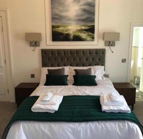 חדר סטנדרט, The Strand Hotel, The Former Residence Of Oscar Wilde