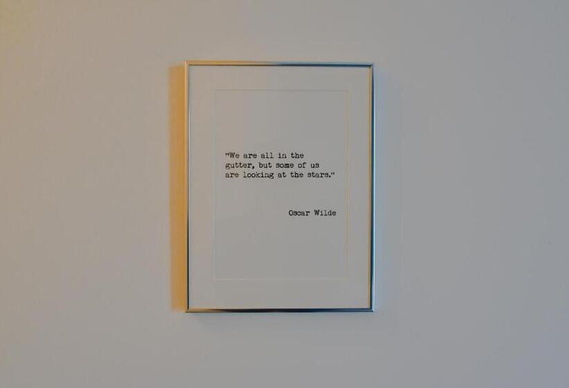 חדר סטנדרט, The Strand Hotel, The Former Residence Of Oscar Wilde