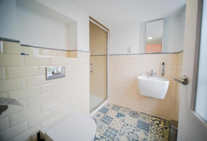 חדר דלוקס נוף לים, The Strand Hotel, The Former Residence Of Oscar Wilde