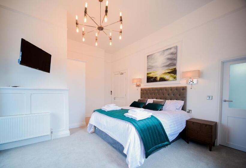 חדר דלוקס נוף לים, The Strand Hotel, The Former Residence Of Oscar Wilde