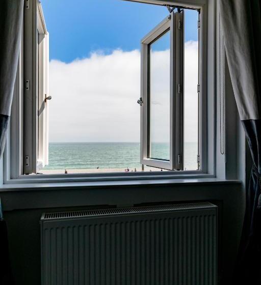 חדר משפחתי נוף לים, The Strand Hotel, The Former Residence Of Oscar Wilde