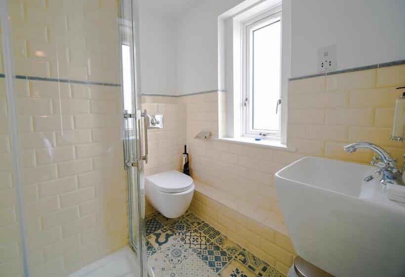 חדר משפחתי נוף לים, The Strand Hotel, The Former Residence Of Oscar Wilde