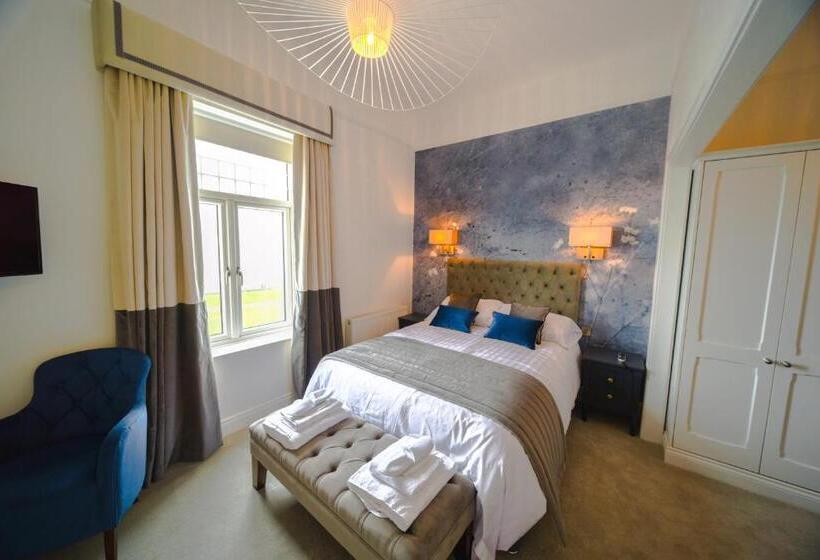 חדר משפחתי נוף לים, The Strand Hotel, The Former Residence Of Oscar Wilde