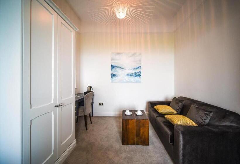 חדר משפחתי נוף לים, The Strand Hotel, The Former Residence Of Oscar Wilde