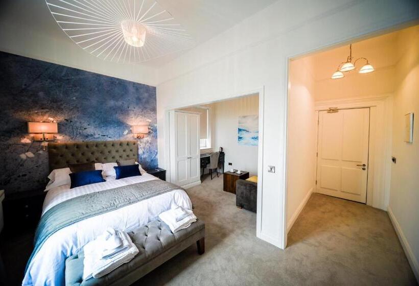 חדר משפחתי נוף לים, The Strand Hotel, The Former Residence Of Oscar Wilde