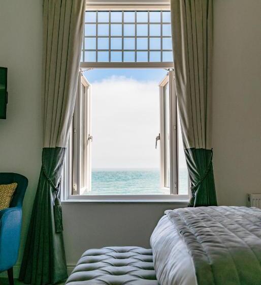 חדר משפחתי נוף לים, The Strand Hotel, The Former Residence Of Oscar Wilde