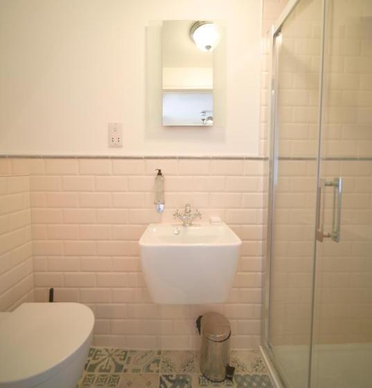 חדר סטנדרט נוף לים, The Strand Hotel, The Former Residence Of Oscar Wilde