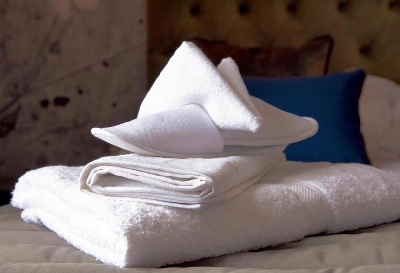 חדר דלוקס צדדי נוף לים, The Strand Hotel, The Former Residence Of Oscar Wilde