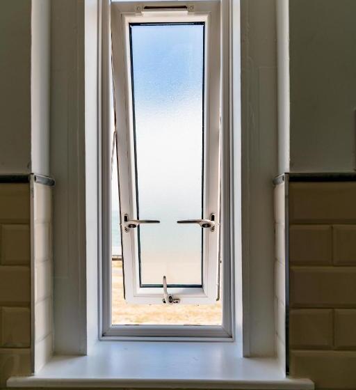 חדר משפחתי נוף לים, The Strand Hotel, The Former Residence Of Oscar Wilde