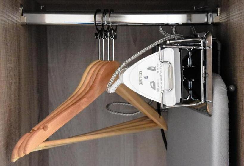 חדר משפחתי נוף לים, The Strand Hotel, The Former Residence Of Oscar Wilde