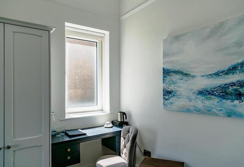 חדר משפחתי נוף לים, The Strand Hotel, The Former Residence Of Oscar Wilde