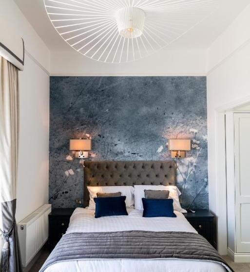 חדר משפחתי נוף לים, The Strand Hotel, The Former Residence Of Oscar Wilde