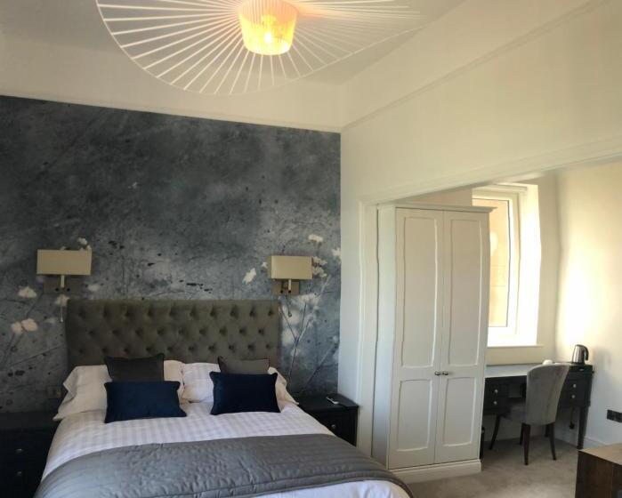 חדר משפחתי נוף לים, The Strand Hotel, The Former Residence Of Oscar Wilde