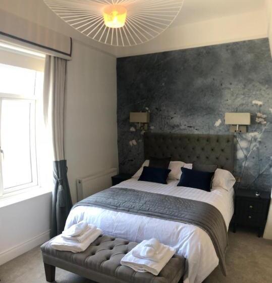 חדר משפחתי נוף לים, The Strand Hotel, The Former Residence Of Oscar Wilde