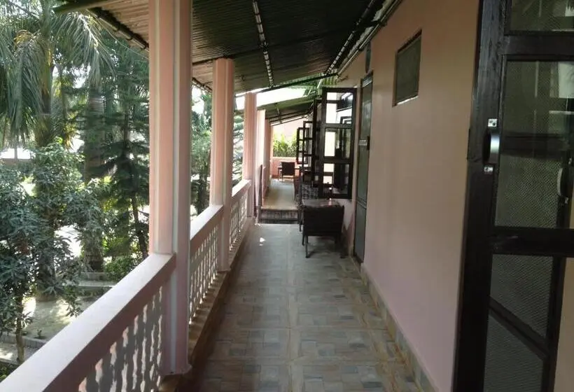 اتاق استاندارد با چشمانداز باغ, Sauraha Resort