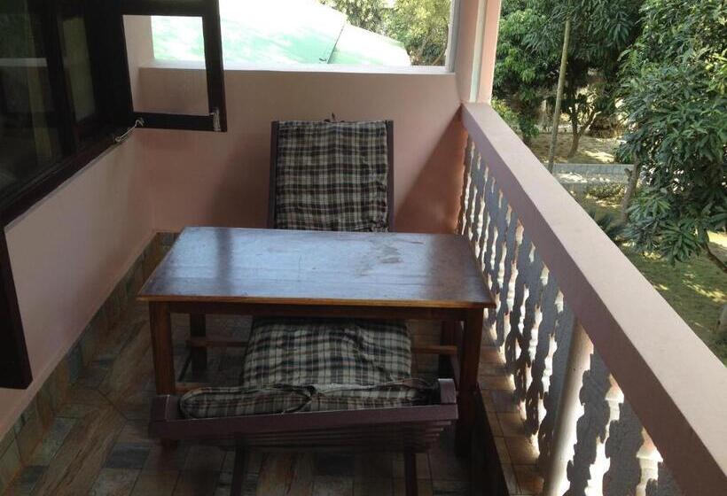اتاق استاندارد با چشم‌انداز باغ, Sauraha Resort