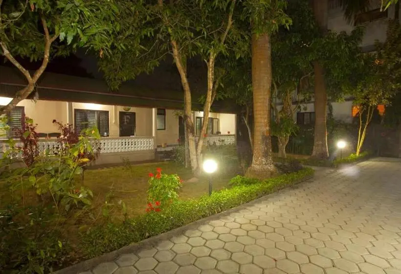 اتاق استاندارد با چشمانداز باغ, Sauraha Resort