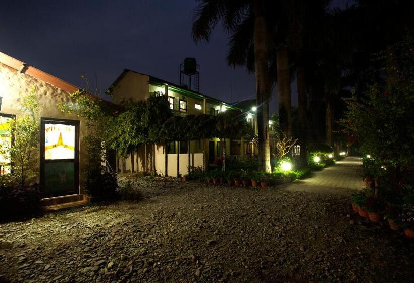 اتاق استاندارد با چشم‌انداز باغ, Sauraha Resort