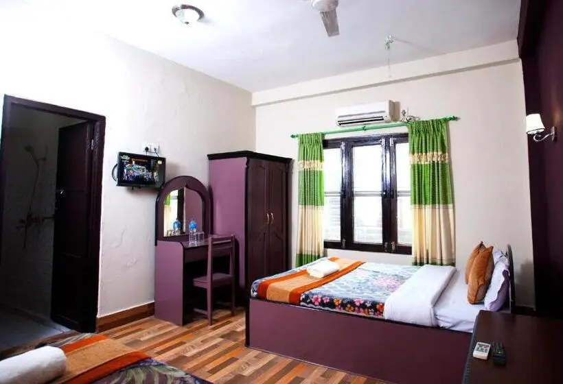 اتاق لوکس با چشمانداز باغ, Sauraha Resort