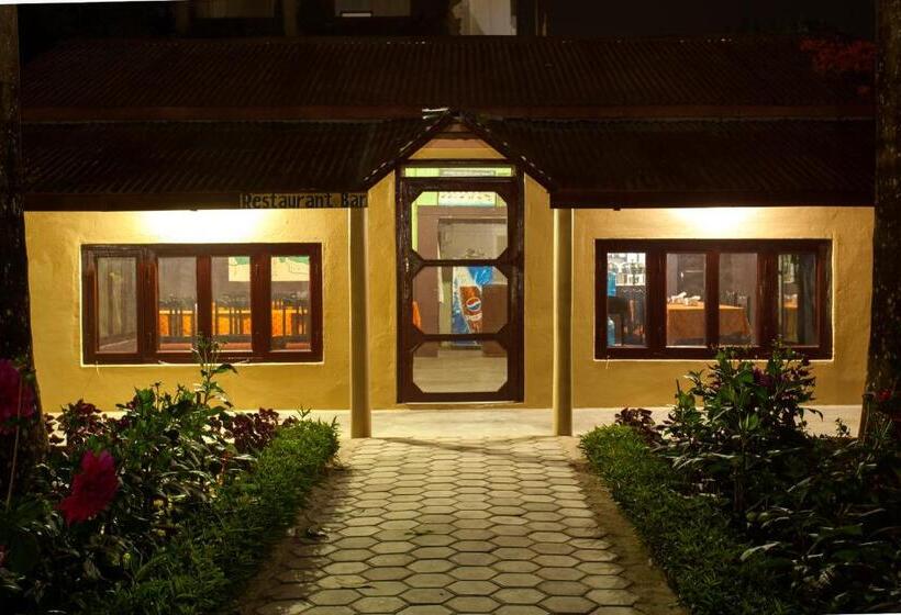 اتاق لوکس با چشم‌انداز باغ, Sauraha Resort