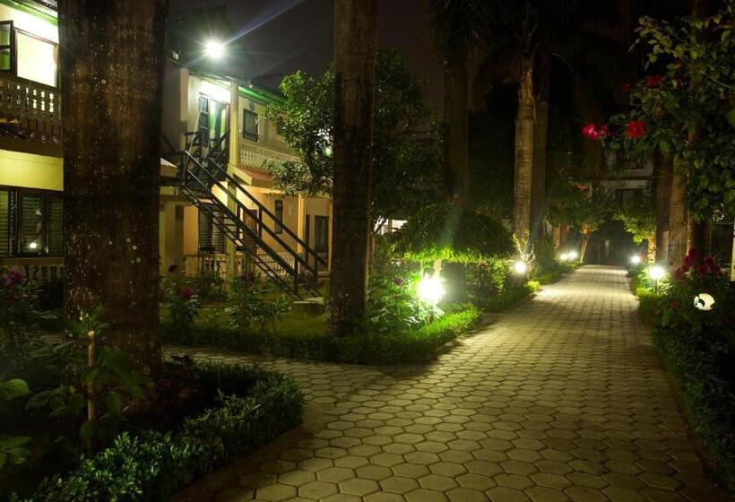 اتاق لوکس با چشم‌انداز باغ, Sauraha Resort