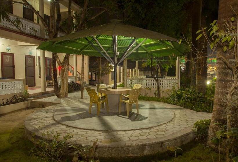 اتاق استاندارد با چشم‌انداز باغ, Sauraha Resort