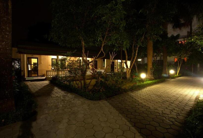 اتاق استاندارد با چشم‌انداز باغ, Sauraha Resort